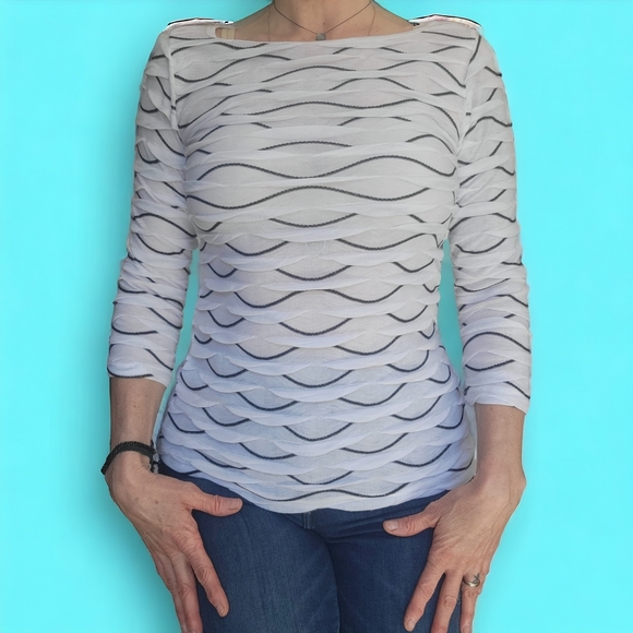 Silvergate brand Pretty Classy Wave Print B&W Shirt With 3/4 Bracelet  Sleeves - Picture 13 of 13